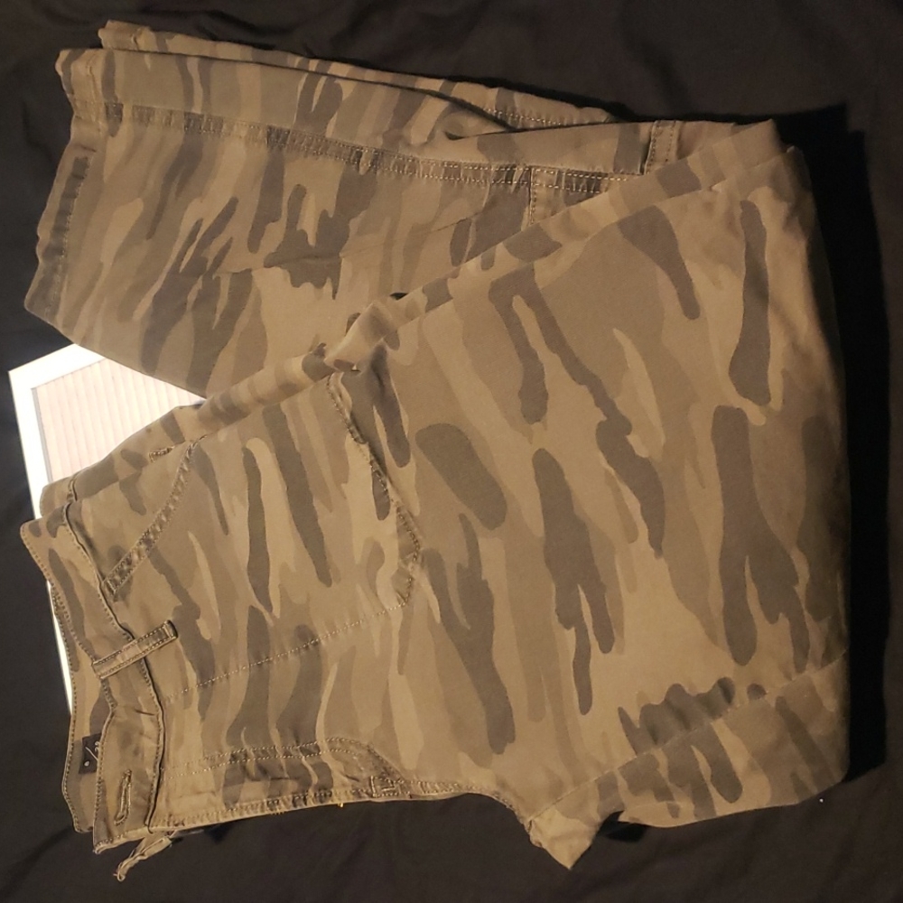 - Lucky Brand camo pants - Picture 4 of 7